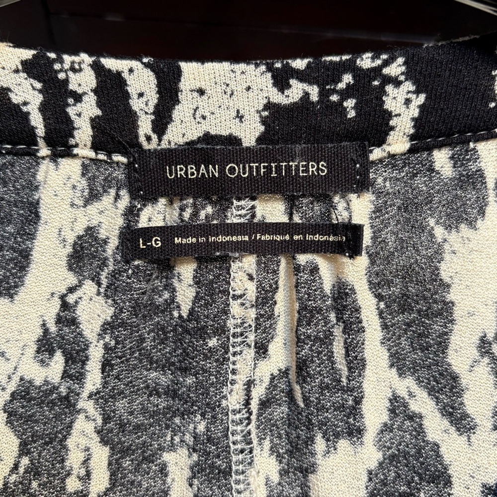 Urban Outfitters Animal Print Long Sleeve Oversized Blouse Size Large - Picture 8 of 9